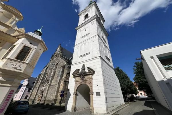 Bílá věž v Klatovech má vážné praskliny. Památku museli provizorně podepřít