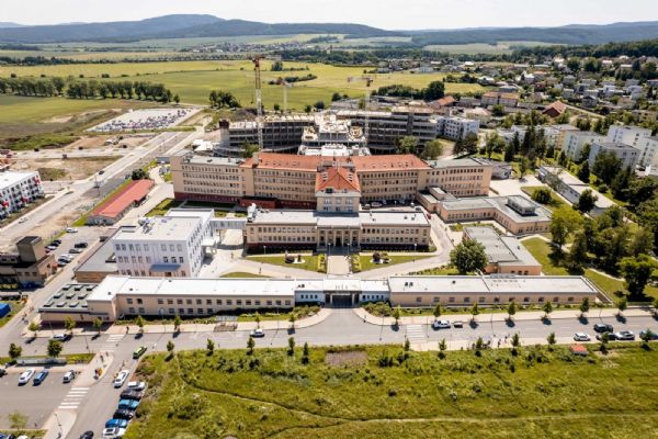 Bombová hrozba vyklidila nemocnici v Hořovicích. Do akce vyrazil i vrtulník z Plzně