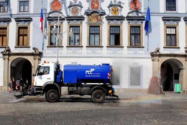 České Budějovice v horku kropí ulice. Vozy spotřebují až 100 tisíc litrů vody denně