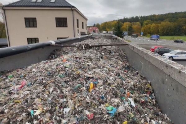Česko jako skládka Evropy? Celníci na Plzeňsku za červen zadrželi 72 tun nelegálního odpadu