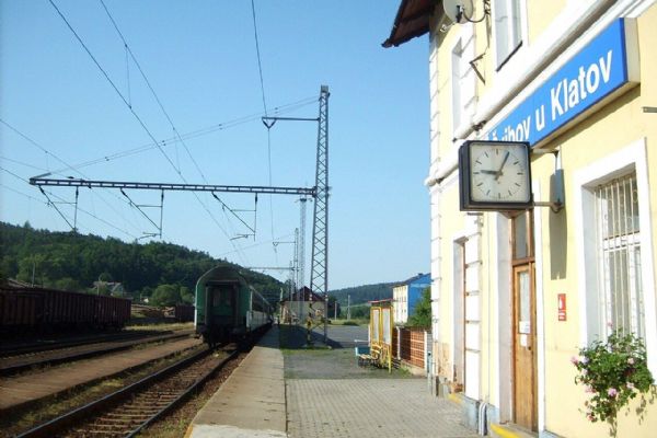 Cestující na trase Plzeň-Klatovy řeší dvojí komplikaci, výluku i nákup jízdenek