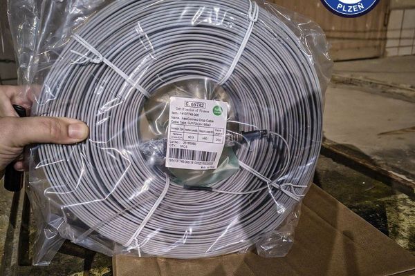 Chtěl si odnést optický kabel. Muže v areálu CETIN v Plzni zadržela hlídka policie