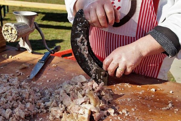 Co na víkend? Zabijačky, festivaly, divadlo nebo lyžovačka...