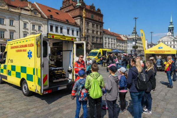 Den linky 155 přivede záchranáře na náměstí. Lidé si vyzkouší první pomoc i tísňové volání