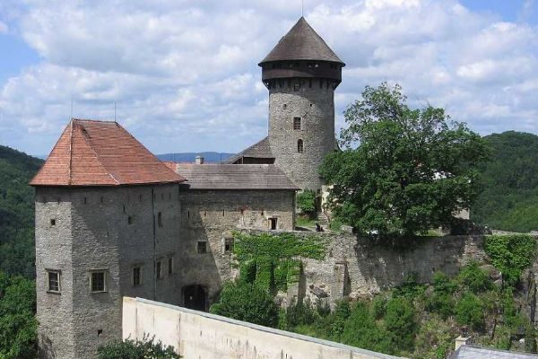 Deštivý červenec: Hrady bojují, zámky lákají turisty