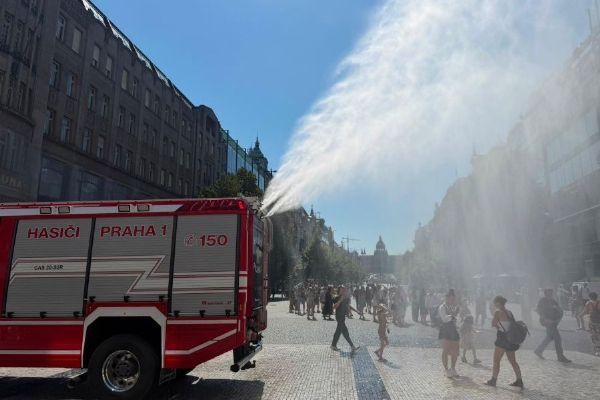 Dobrovolní hasiči ochlazují Staré Město a Václavské náměstí. Praha čelí vedrům až k 39 °C