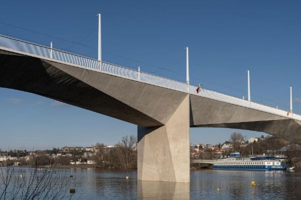 Dvorecký most se otevírá. Nová spojnice přes Vltavu mění dopravu i linky MHD