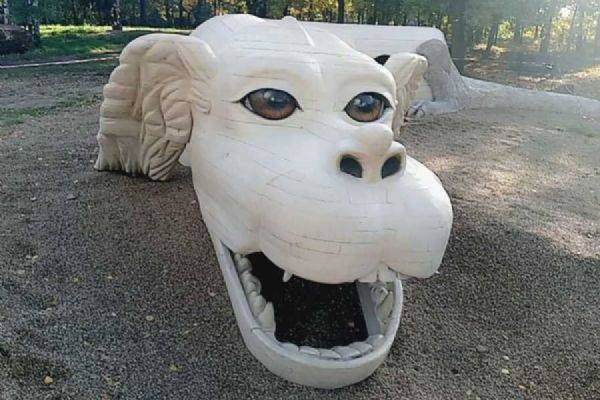 Falco z Nekonečného příběhu přistál v Bílině a stal se prolézačkou pro děti