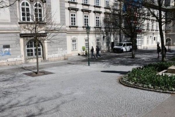 Frekventovaný pěší tah v centru Plzně má nový povrch. Město opravilo dlažbu u knihovny i Branky