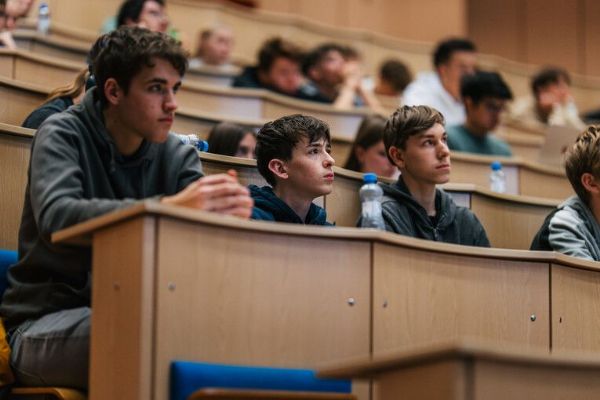 Gymnazisté si na FEL vyzkoušeli roli vědců, představili vlastní technické projekty