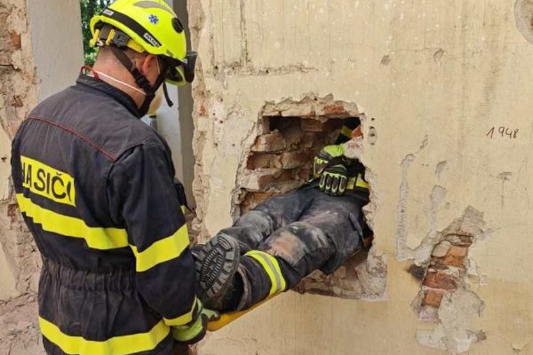 Hasiči z Rybitví trénovali pro záchranu po tornádu