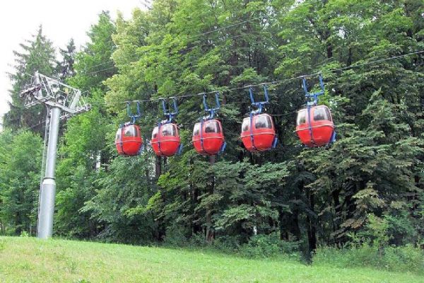 Historická pulzní lanovka v Mariánských Lázních patří mezi technické rarity českých hor
