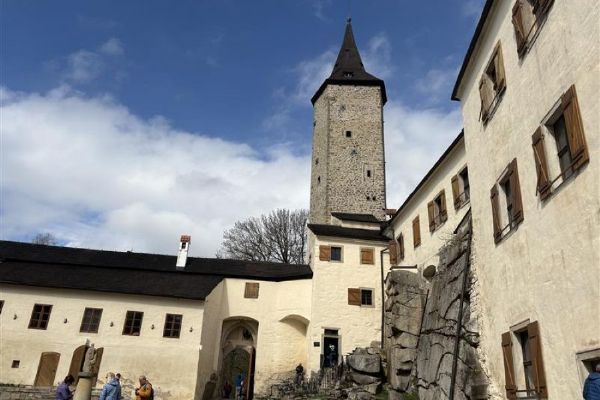 Hrad Roštejn chystá pro rodiny na léto 2026 detektivní hru ve věži i prázdninovou kešku Déčka