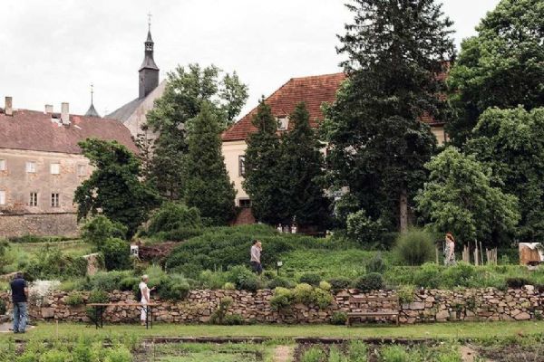 Krafferova zahrada v Jindřichově Hradci znovu ožívá, barokní terasy se postupně obnovují