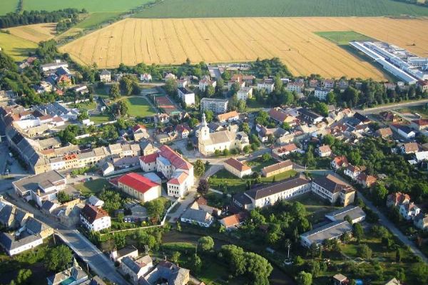 Loštice ožívá: nové odpočívadlo a toalety zlepšují veřejný prostor