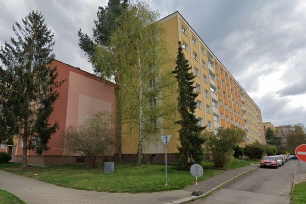 Muž na Doubravce vylévá moč z okna