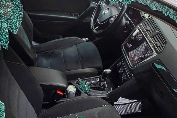 Na Borech řádí vandal, poškozuje zaparkovaná auta