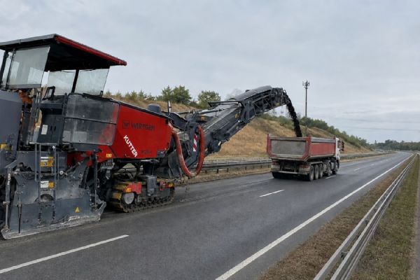 Na D5 mezi Tachovskem a Rokycanskem pracuje až 120 lidí, 11 fréz odbourává starý beton