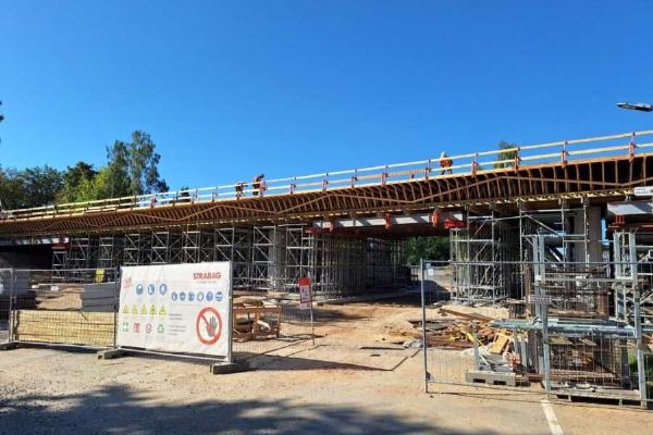 Neukáznění řidiči ohrožují stavbu mostu u Habrů