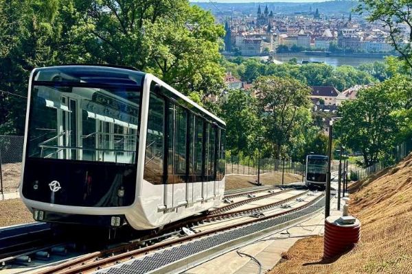 Nové vozy petřínské lanovky budou bez klimatizace. Cestujícím mají pomoci moderní systémy větrání