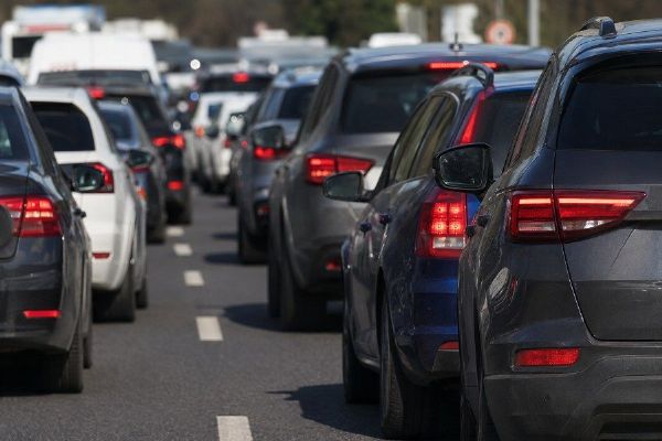 Objížďky kvůli přestavbě křižovatky u letiště zatěžují Nebušice. Autobusy nabírají desítky minut