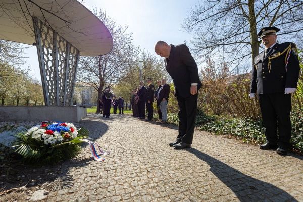 Plzeň si připomněla oběti války. Pietní akty se konaly na Doubravce i Slovanech