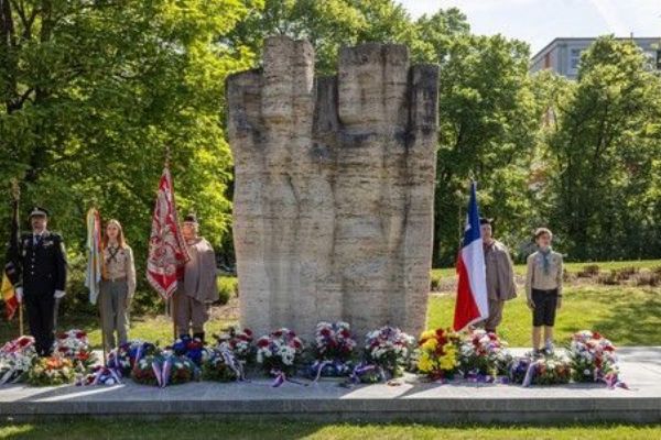 Plzeň si připomněla padlé z roku 1945. Pieta na náměstí Míru uctila vojáky i oběti povstání