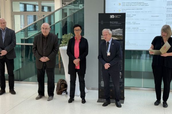 Plzeňská lékařská fakulta slaví 80 let naučnou stezkou v aleji Svobody