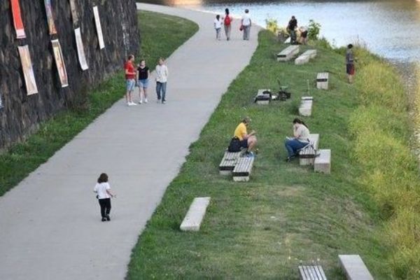 Plzeňská náplavka na Radbuze září novotou
