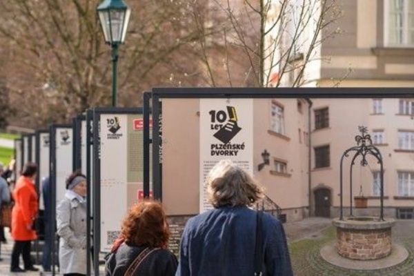 Plzeňské dvorky: 10 let oslaví výstavou a autogramiádou