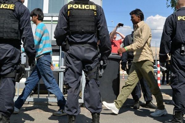 Policie by mohla u podezřelých uvádět občanství. Změna má brzdit fámy na sítích