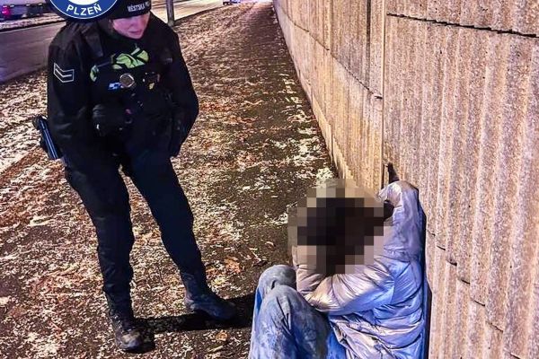 Policisté našli u zastávky pohřešovanou dívku, uplakanou a promrzlou