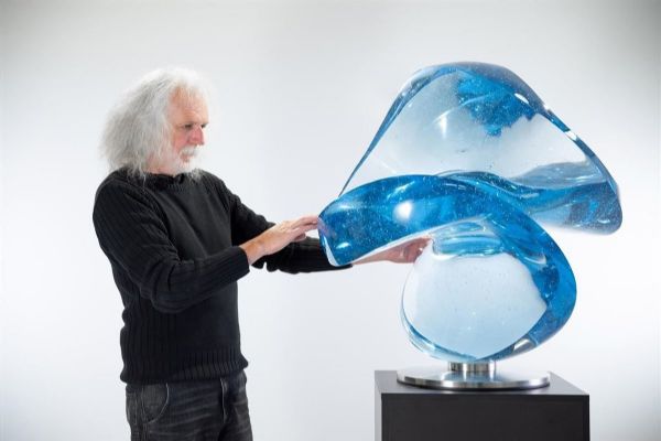 Pop-art se vrací domů. Josef Rataj zaplnil plzeňské Depo Moto Art barvami a ikonami