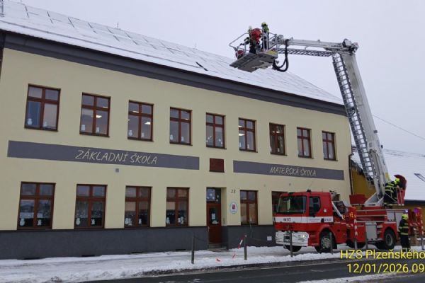 Pozor na rampouchy a sníh na střechách, odpovědnost mají majitelé domů