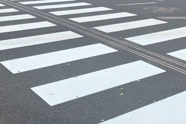 Praha 7 zlepšuje dopravní značení v Antonínské pro bezpečnější a plynulejší zónu