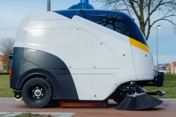 Praha 8 otestuje robotické zametače v Karlíně a Libni