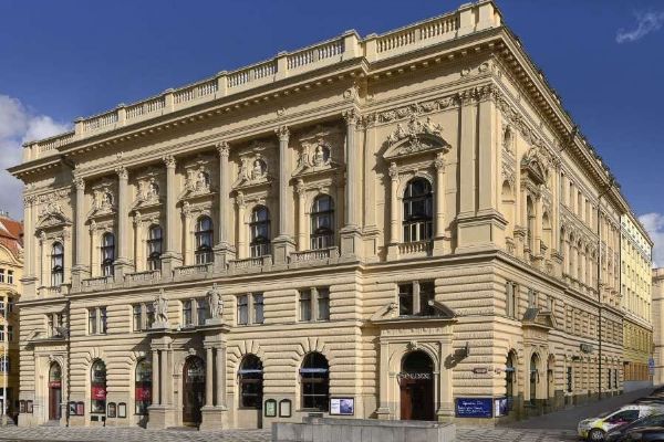 Praha chce dorovnat 399 milionů za Národní dům, jedná i o zámku Veleslavín