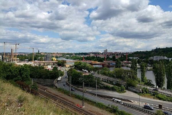 Praha dokončuje Dvorecký most: Spojení Smíchova a Podolí bez aut