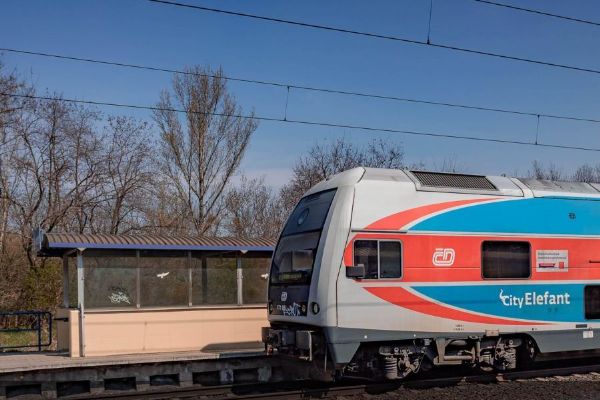 Příměstské vlaky kolem Prahy stále jezdí s omezenou kapacitou. Některé spoje pojedou jen s jednou soupravou