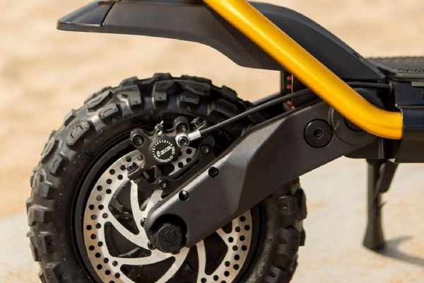 Silné elektrokoloběžky pod dohledem policie. Bez papírů hrozí tvrdé postihy