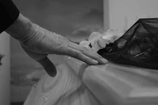 Sociální pohřby na Plzeňsku zdražily, ubývá hrobů, roste zájem o urny