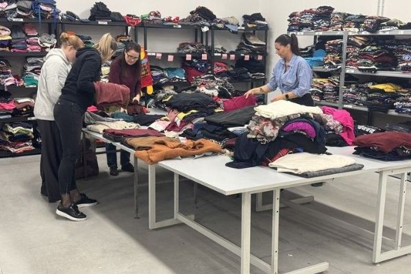 Staré oblečení v Plzeňském kraji nekončí jen v odpadu. Lidé mu chtějí dát druhý život