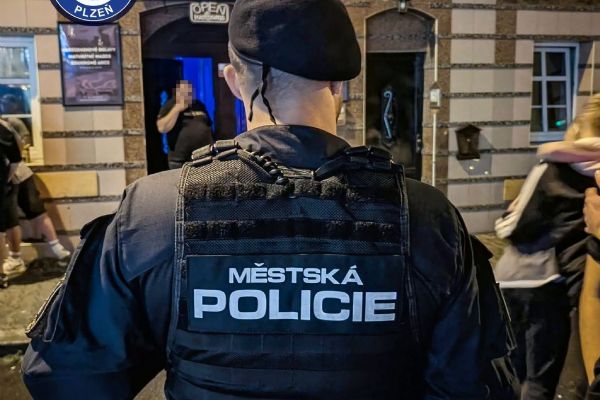 Stovky kontrol během jediné noci. Centrum Plzně zaplnily desítky policejních hlídek