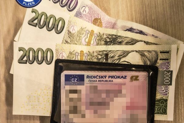 Strážníci dohledali majitele ztracené peněžky přes hokejový klub