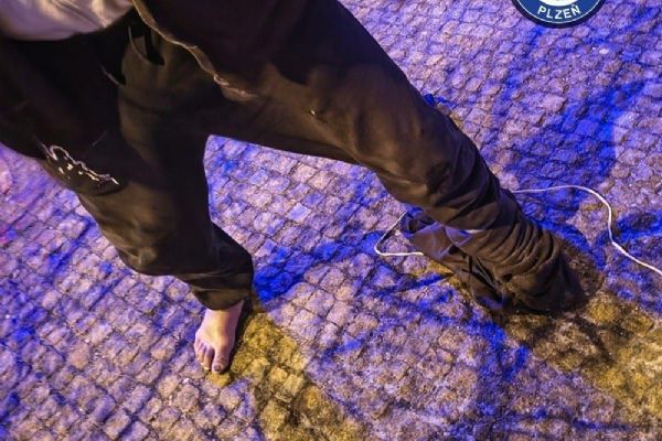 Strážníci našli na Americké ulici promrzlého seniora bez jedné boty