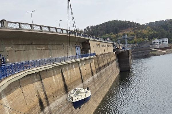 Sucho snižuje hladiny Orlíku i Slap. Povodí Vltavy nabízí zdarma jeřáb na vytažení lodí, zájem je zatím malý