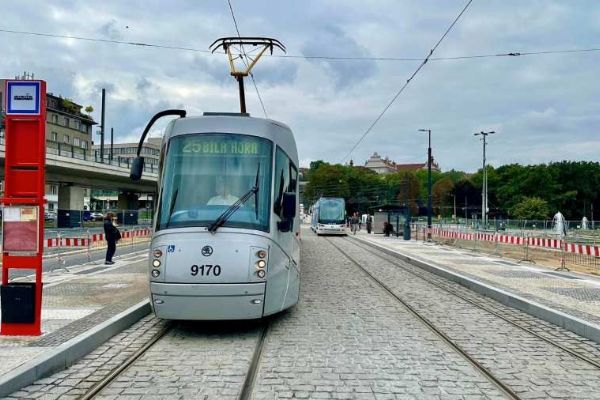 Tramvaje zpět na trase: Holešovice opět propojeny!