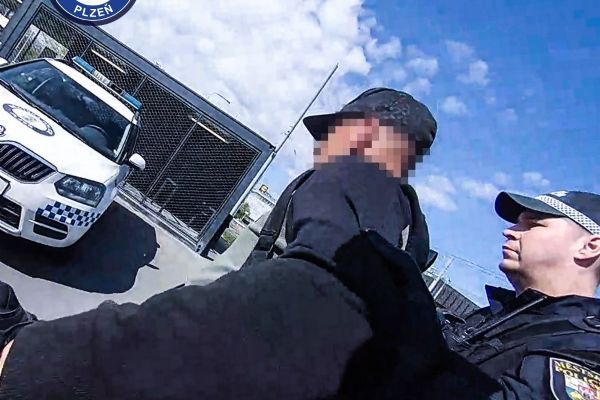 U Hamburku v Plzni vyhrožoval lidem opilý muž. Strážníci mu naměřili přes tři promile