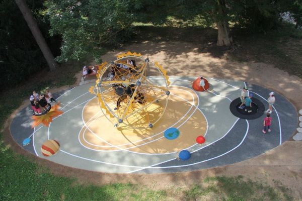 V Háječku otevřeli planetární hřiště. Děti čekají planety, černá díra i trampolína
