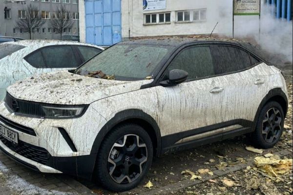 V Plzni Doubravce explodoval horkovod, výbuch zasypal okolní auta